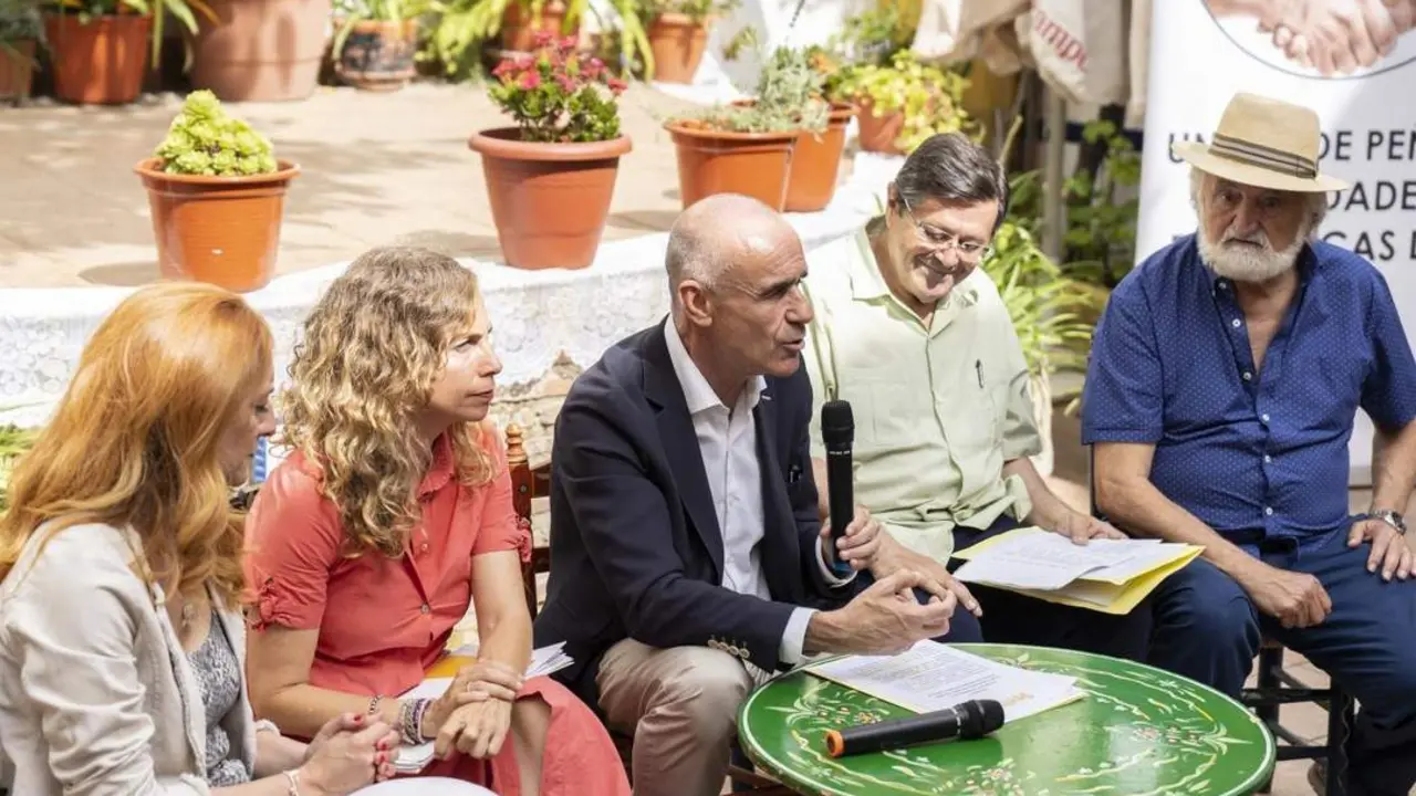 El alcalde de Sevilla, Antonio Mu&ntilde;oz, en la presentaci&oacute;n de las ayudas en una pe&ntilde;a flamenca. - AYTO SEVILLA