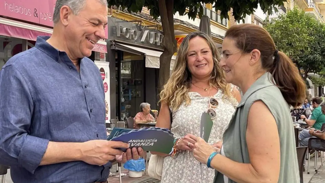 El candidato del PP a la Alcald&iacute;a de Sevilla, Jos&eacute; Luis Sanz, en Los Remedios con motivo de la campa&ntilde;a electoral por las elecciones auton&oacute;micas del pr&oacute;ximo 19 de junio. - PP