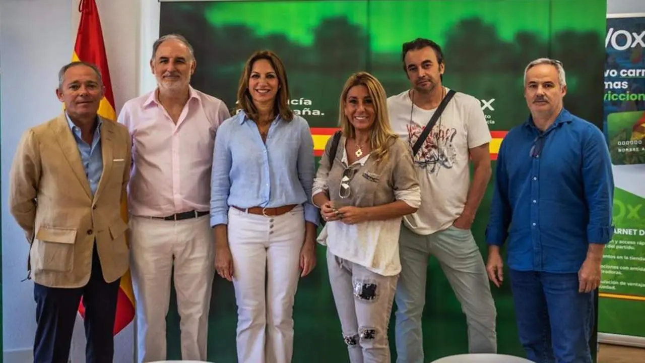 Reyes Romero con miembros de la plantilla de los SUAP. - VOX