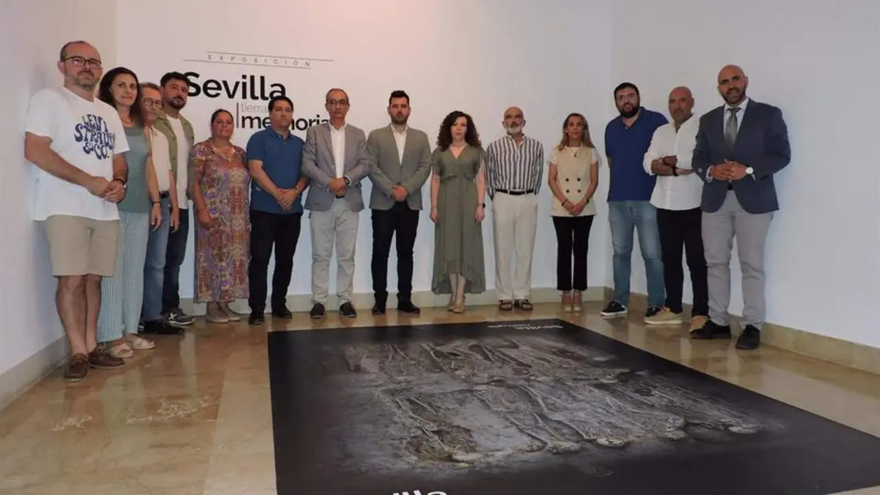 Inauguraci&oacute;n de la muestra sobre las &uacute;ltimas exhumaciones de fosas realizadas en Sevilla, en la Casa de la Provincia.  - DIPUTACI&Oacute;N