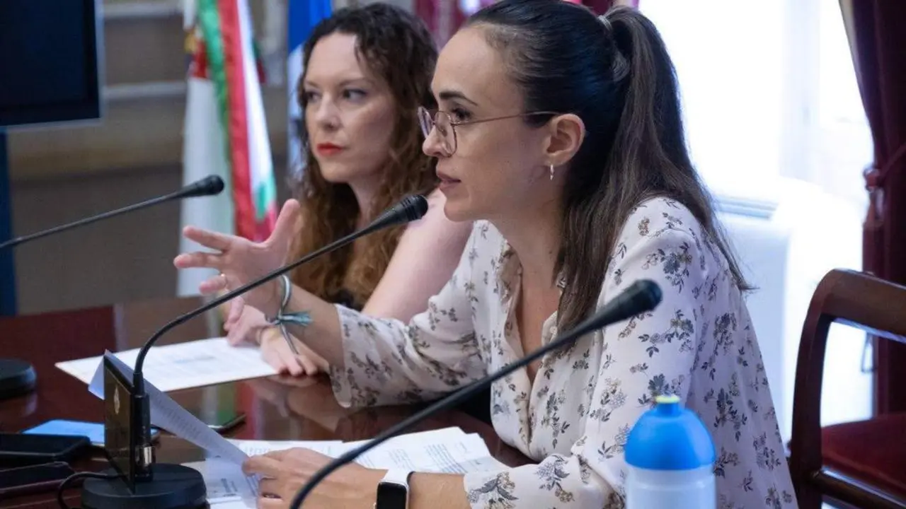 La concejala de Cultura y Fiestas, Lola Cazalilla, en primer t&eacute;rmino. - VIVA