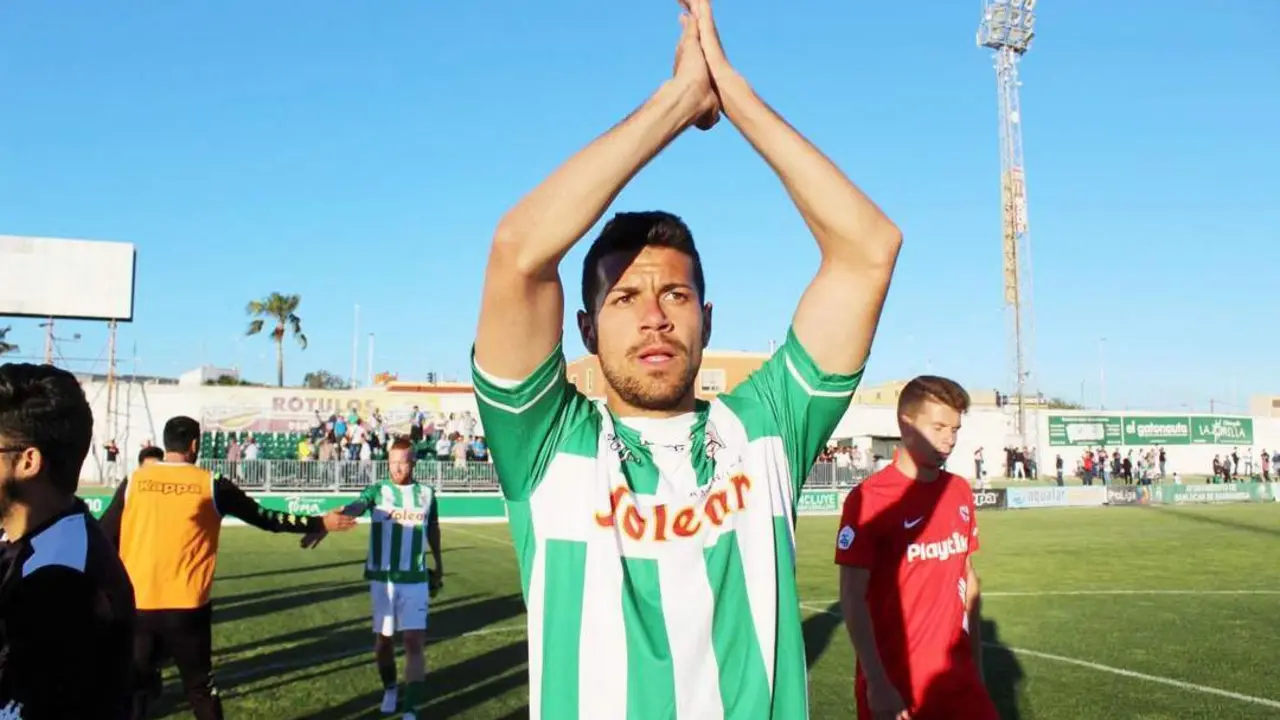 Pel&oacute;n, un jugador muy querido por la afici&oacute;n del Atl&eacute;tico Sanluque&ntilde;o - Ra&uacute;l J. Bustillos