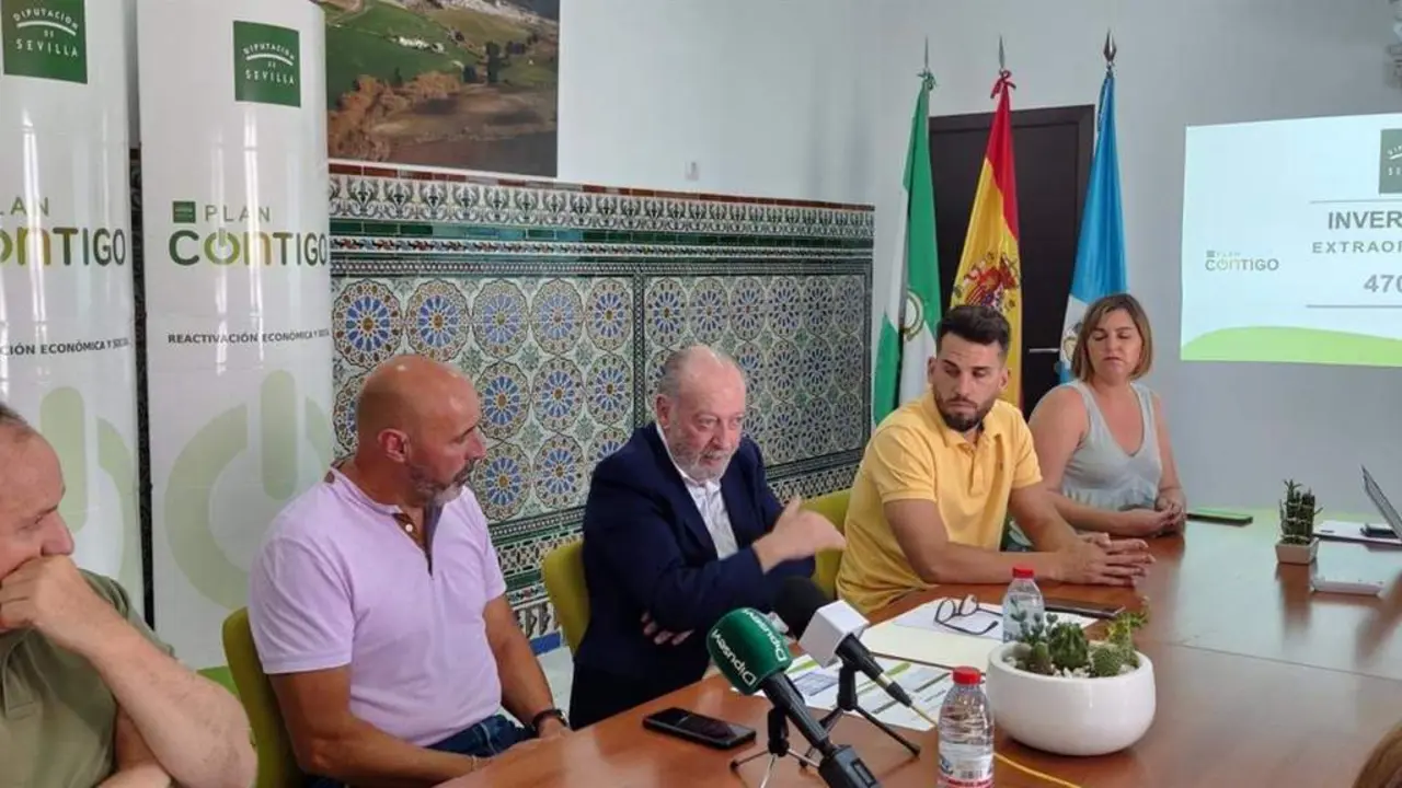 El presidente de la Diputaci&oacute;n, Fernando Rodr&iacute;guez Villalobos, se ha reunido con el alcalde de Montellano, Curro Gil. - DIPUTACION SEVILLA