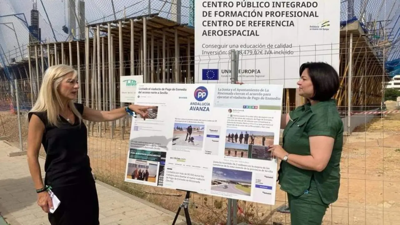 De izquierda a derecha, la candidata n&uacute;mero 1 del PP por Sevilla, Patricia del Pozo, y la presidenta del PP de Sevilla y candidata n&uacute;mero 3, Virgina P&eacute;rez.  - PP SEVILLA