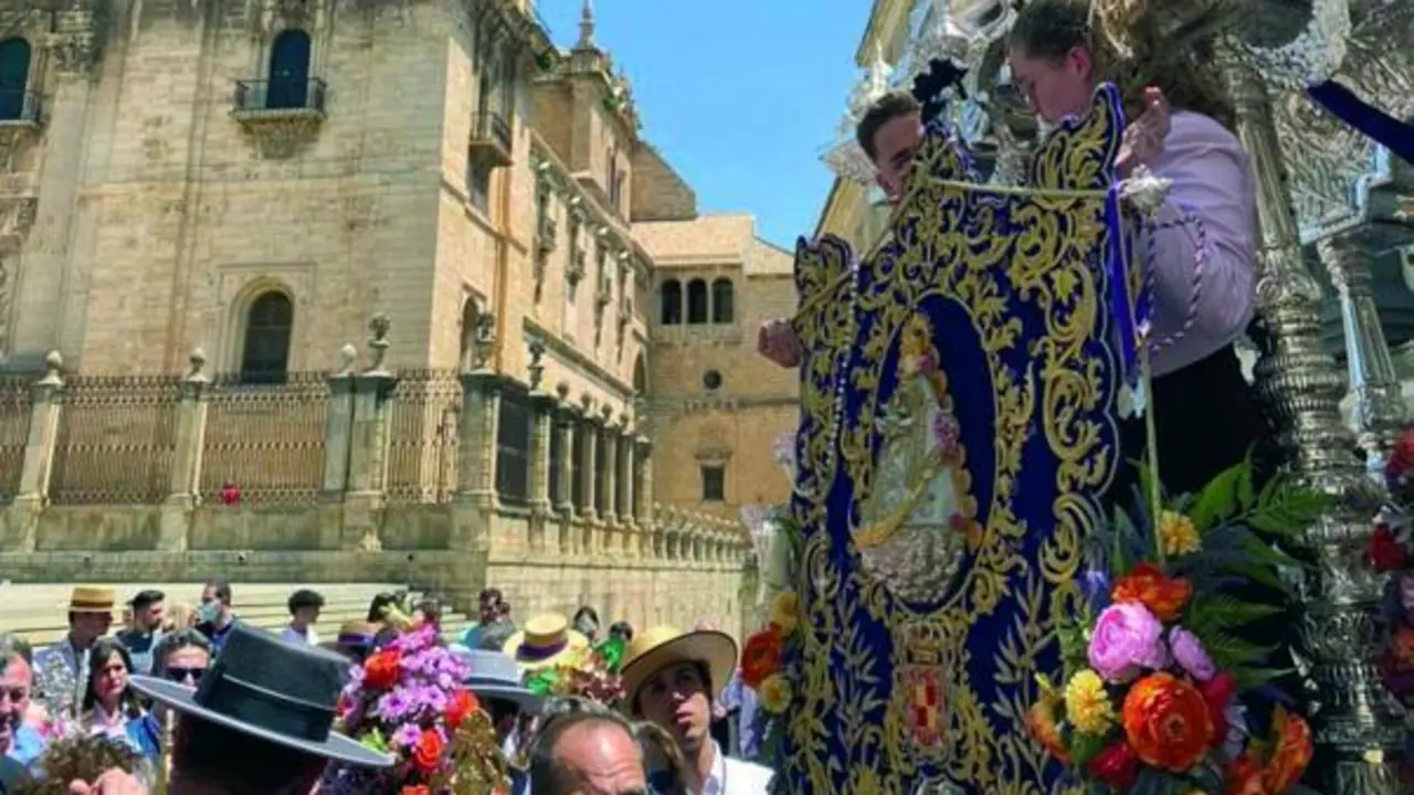 La Hermandad de El Roc&iacute;o por las calles de la capital.   - Viva Ja&eacute;n.