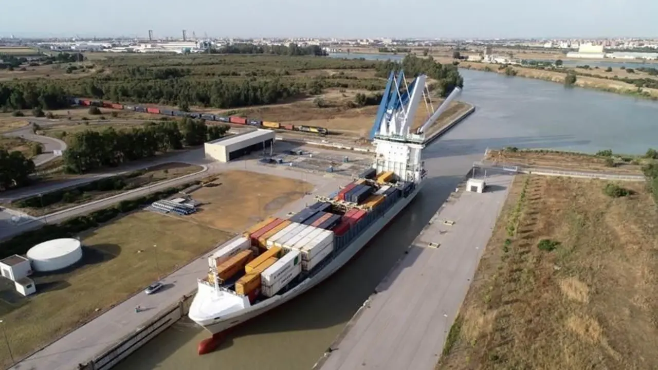 Un buque mercante cruza la esclusa del Puerto de Sevilla.  - APS