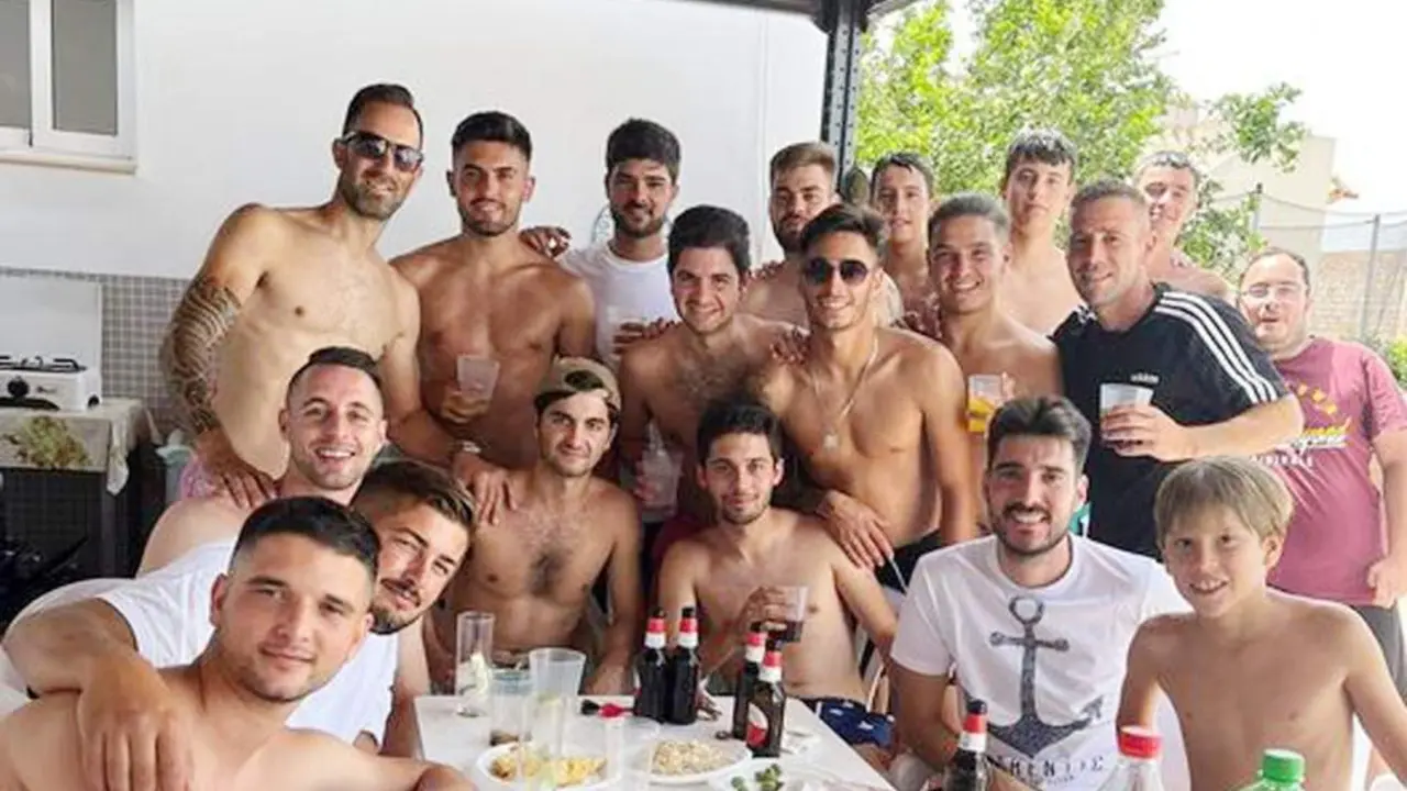 Los jugadores de la Juventud Sanluque&ntilde;a celebran el final de la temporada en una barbacoa - JS