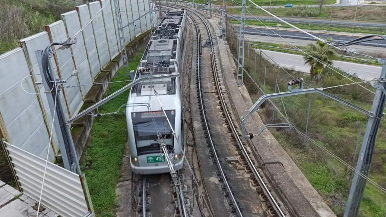 Transbordos e intervalos mayores de tiempo en el metro por una aver&iacute;a de un veh&iacute;culo de mantenimiento. - FERNANDO BARROSO / EP 