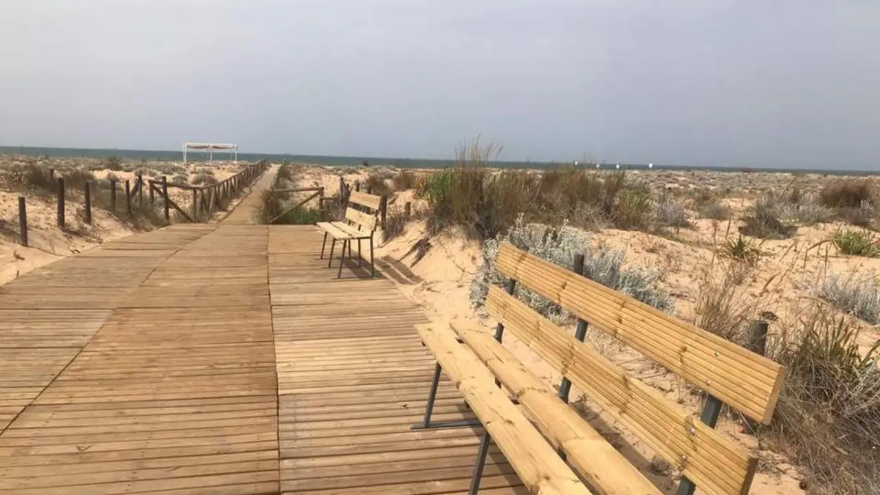 Una de las pasarelas de acceso a la playa del Espig&oacute;n de Huelva. - VH