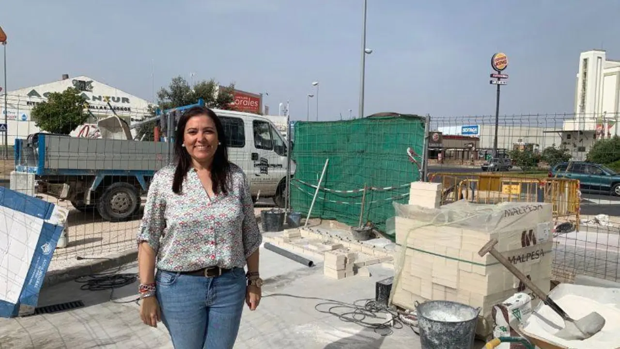 Ana Carrillo, concejala de Turismo, en la zona de las obras.   - 