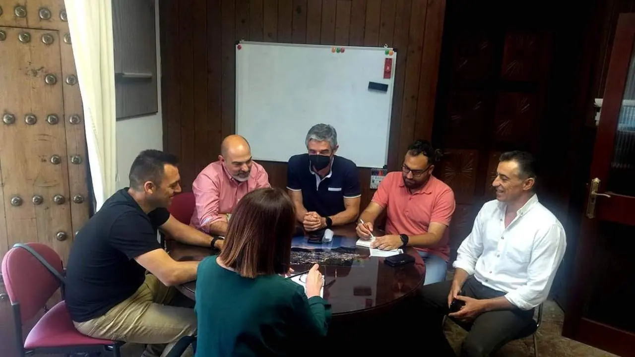 Reuni&oacute;n celebrada en el palacio provincial, sede de la Diputaci&oacute;n de C&aacute;diz. Se abordaron tres importantes proyectos para Arcos.  - ayuntamiento