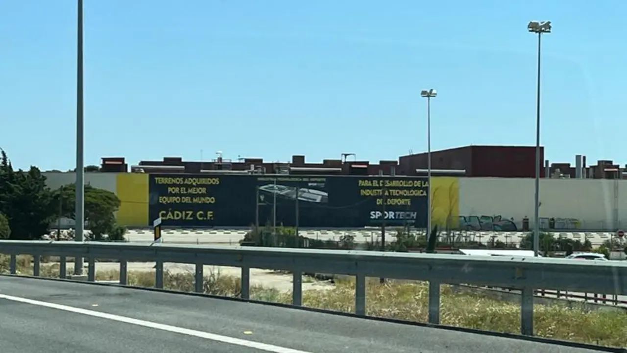 Cartel colocado por el C&aacute;diz CF en los antiguos terrenos de Delphi recordando su propiedad. - VIVA