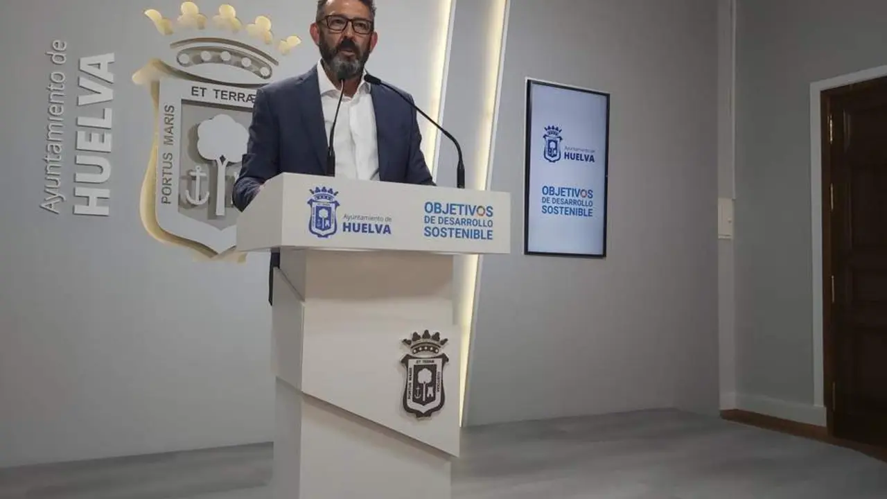 Luis Albillo en rueda de prensa cuando era concejal con Gabriel Cruz. | C. Barahona.