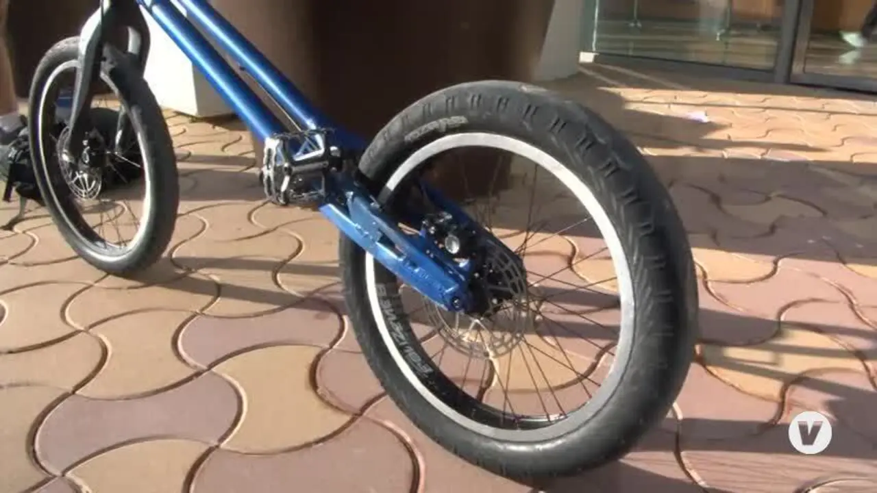 Pablo Adame, r&eacute;cord mundial tras subir en bici cuatro veces la Torre Sevilla