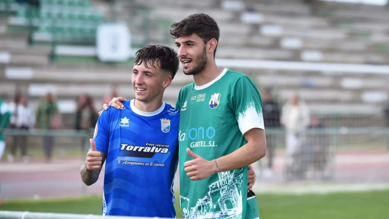 Maqueda posa junto a Ram&oacute;n Garc&iacute;a tras finalizar el partido del Navarro Flores del pasado curso. - Edutododeportes