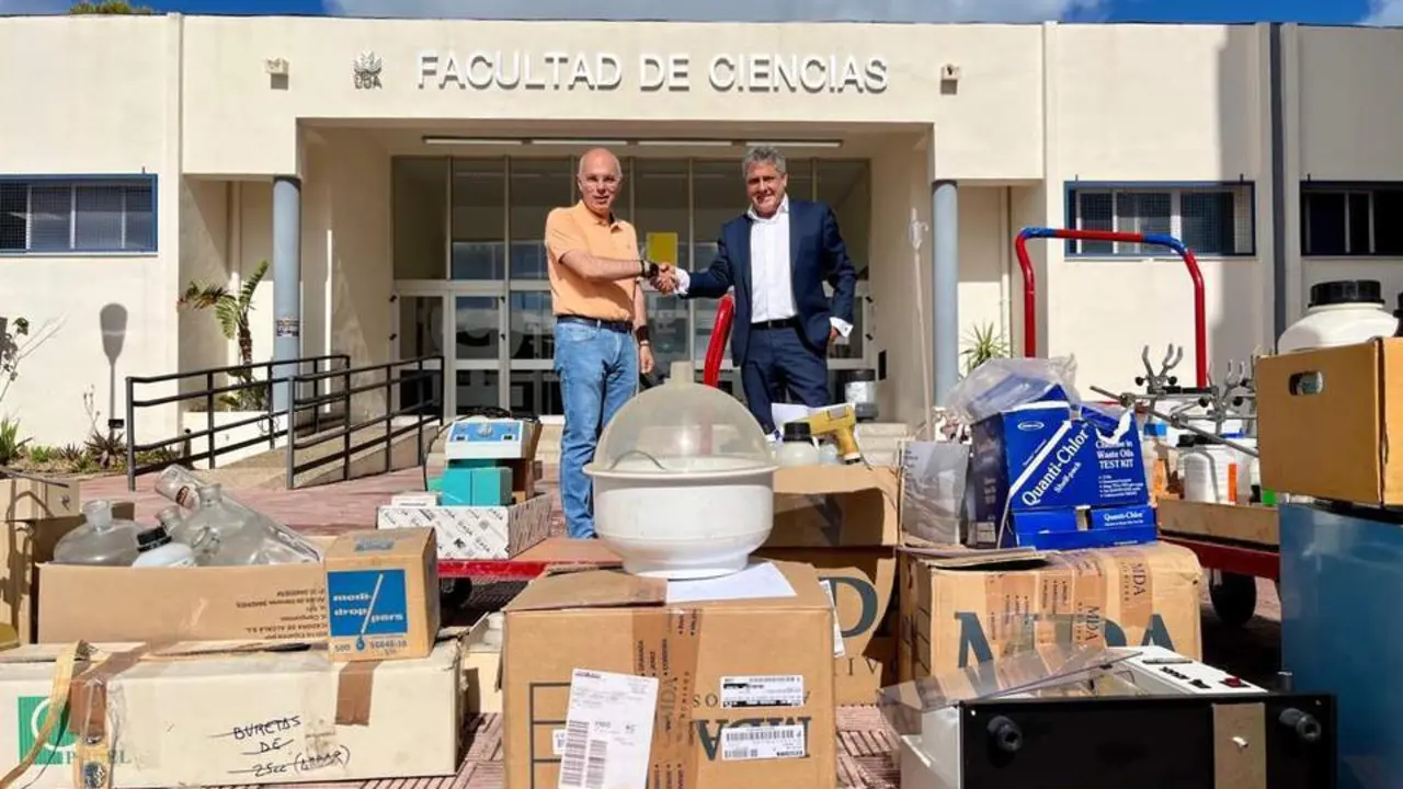 Entrega del material a la Universidad de C&aacute;diz - 
