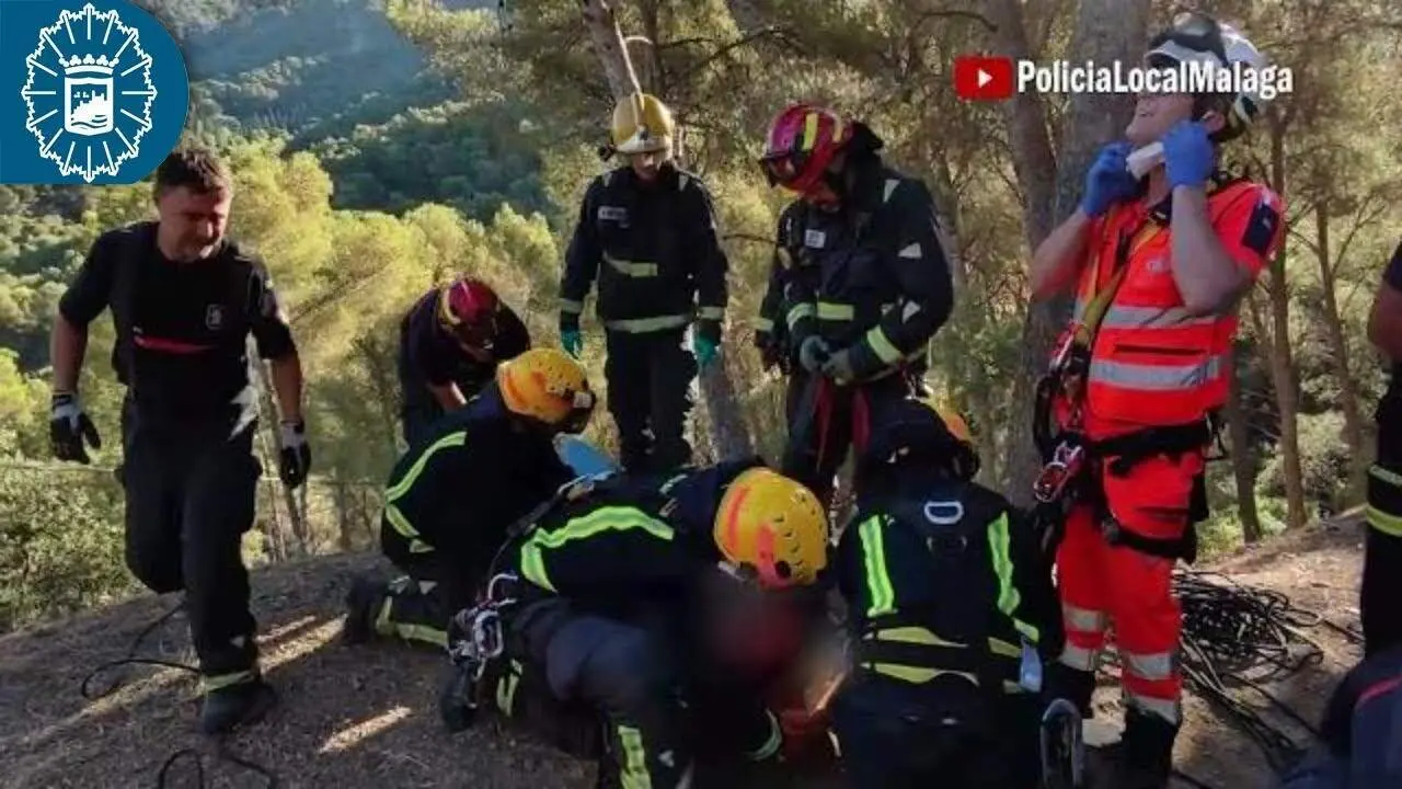 Rescatan al conductor de un coche que cay&oacute; por un terrapl&eacute;n hasta colisionar con un pino