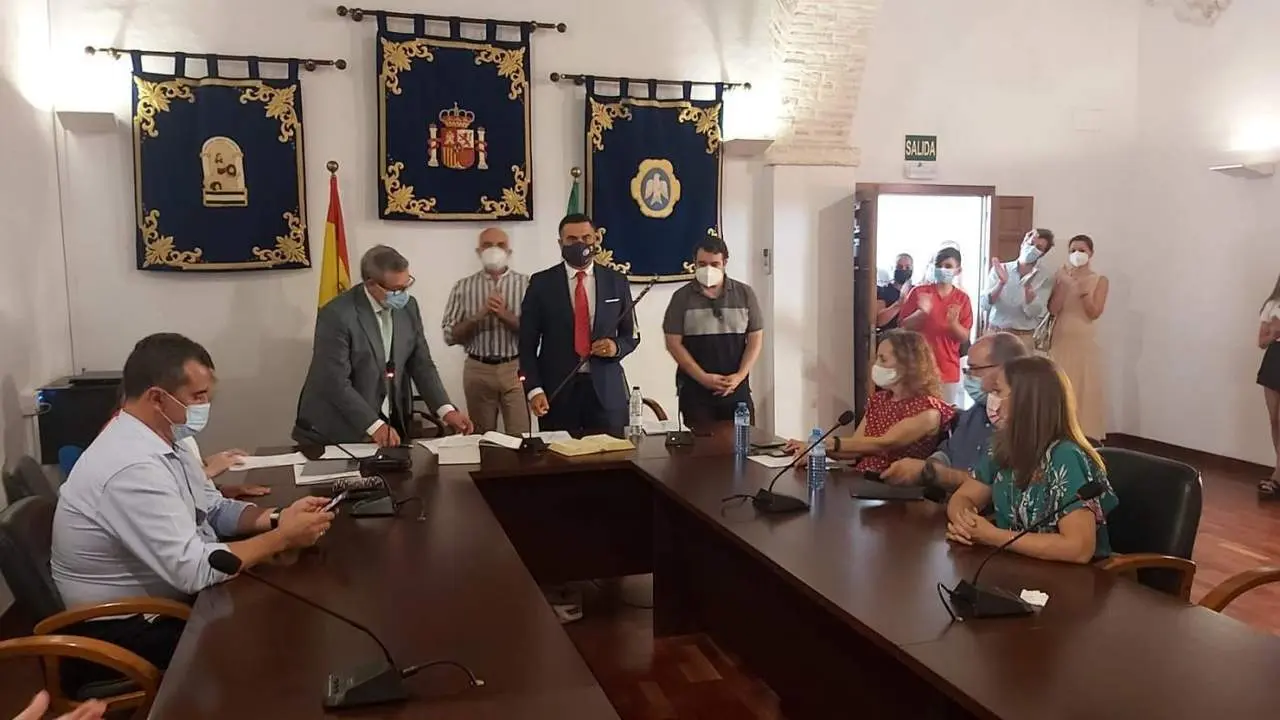 La toma de posesi&oacute;n de Pedro Oropesa (PP) como alcalde de Benacaz&oacute;n. - IU