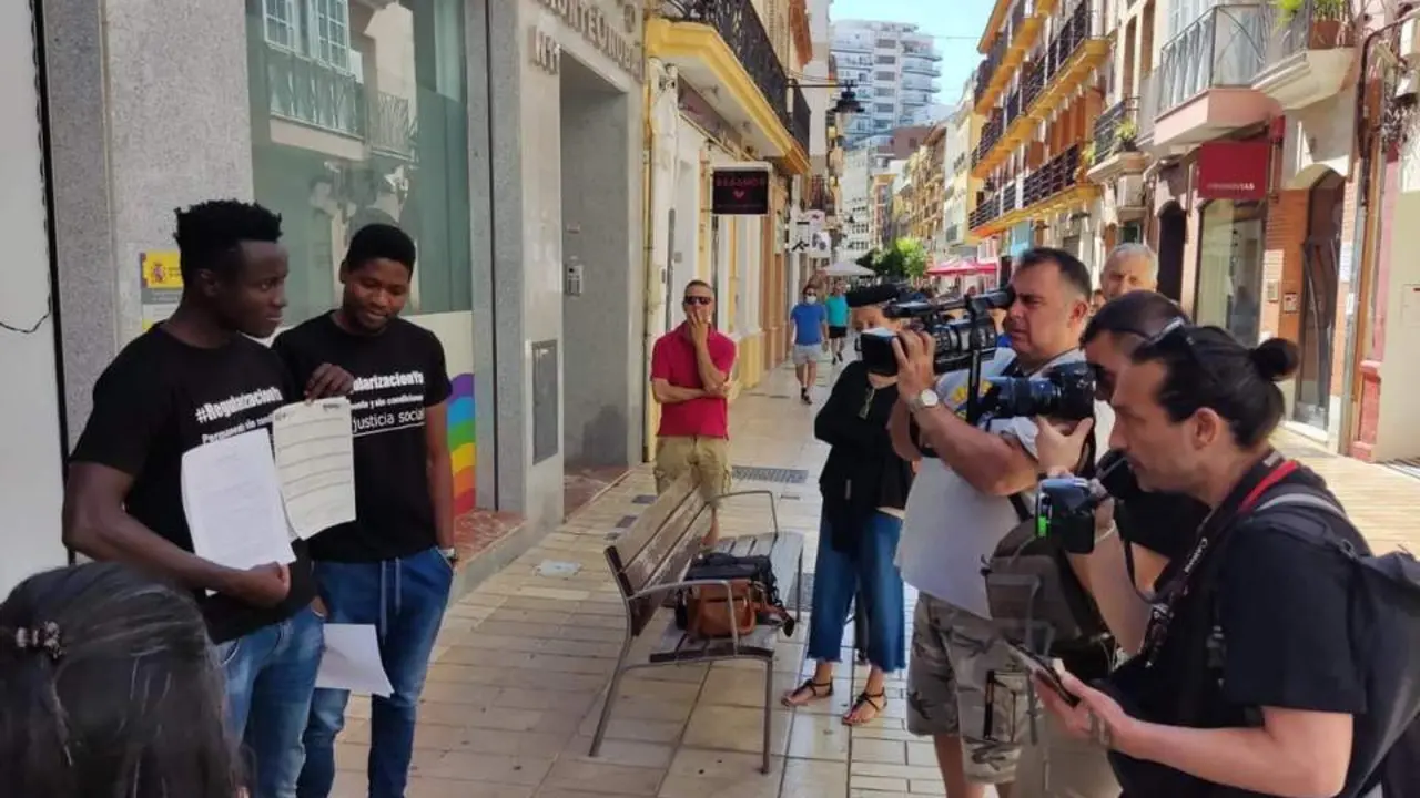Miembros de Asnuci en la puerta de la Subdelegaci&oacute;n del Gobierno.  - VH