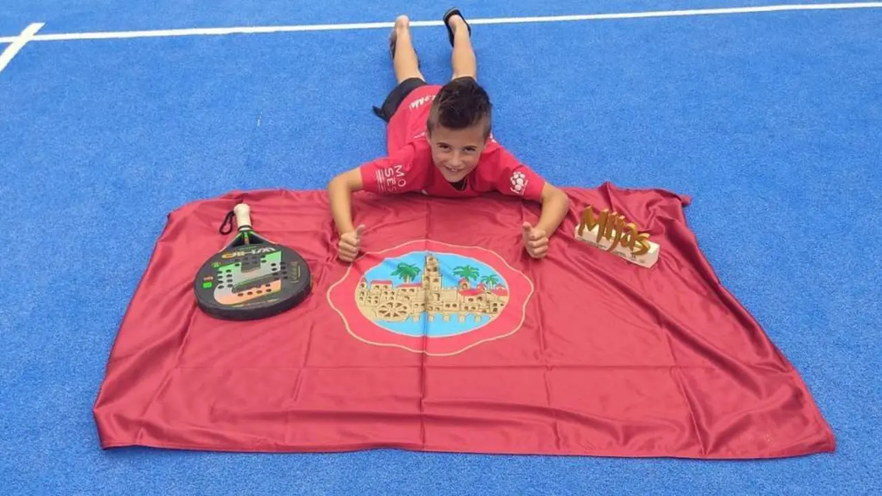 Adri&aacute;n Gonz&aacute;lez, con la bandera de C&oacute;rdoba en Mijas - 