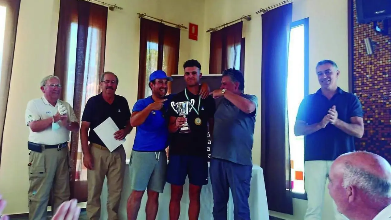 Juande Venegas, con la copa, se proclam&oacute; campe&oacute;n de Andaluc&iacute;a Sub-25 en las pruebas celebradas en el lago de Arcos. - F.A.P.D.