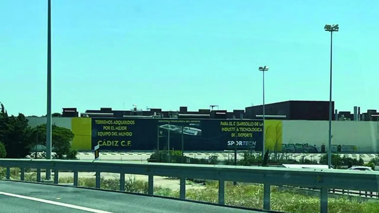 Cartel colocado por el C&aacute;diz CF en los antiguos terrenos de Delphi recordando su propiedad.  - VIVA