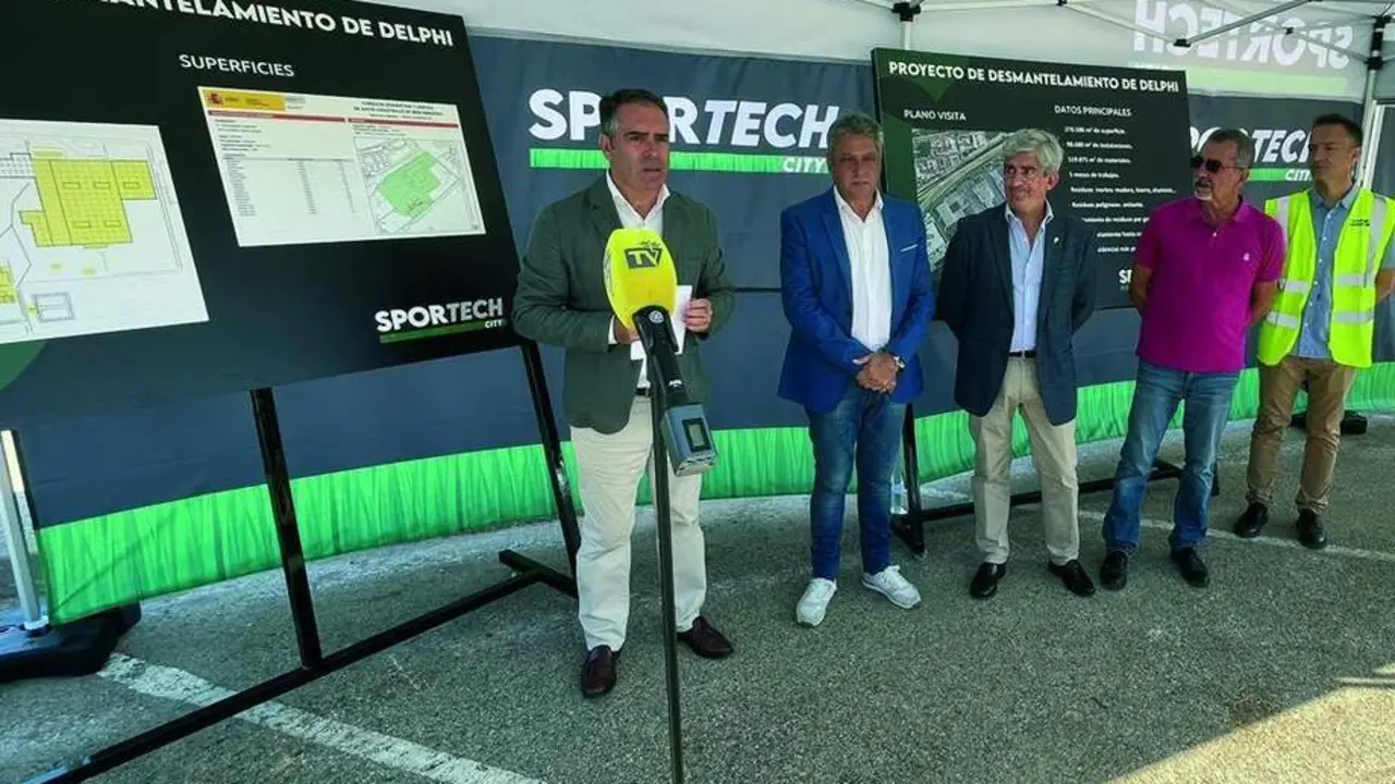 Representantes del C&aacute;diz CF, Sport City C&aacute;diz y la empresa que desmantelar&aacute; las instalaciones de Delphi, en rueda de prensa en los terrenos. - Antonio Bernal