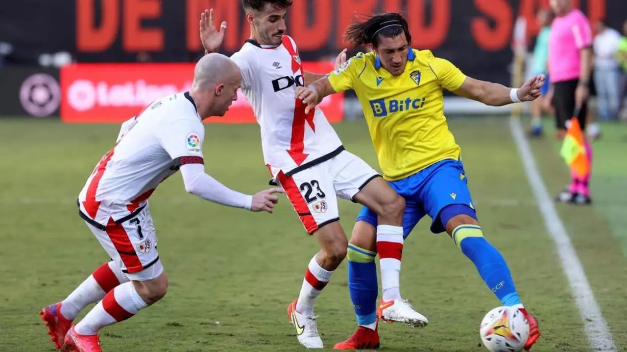Pacha Espino, en el partido de ida ante el Rayo Vallecano. - EFE