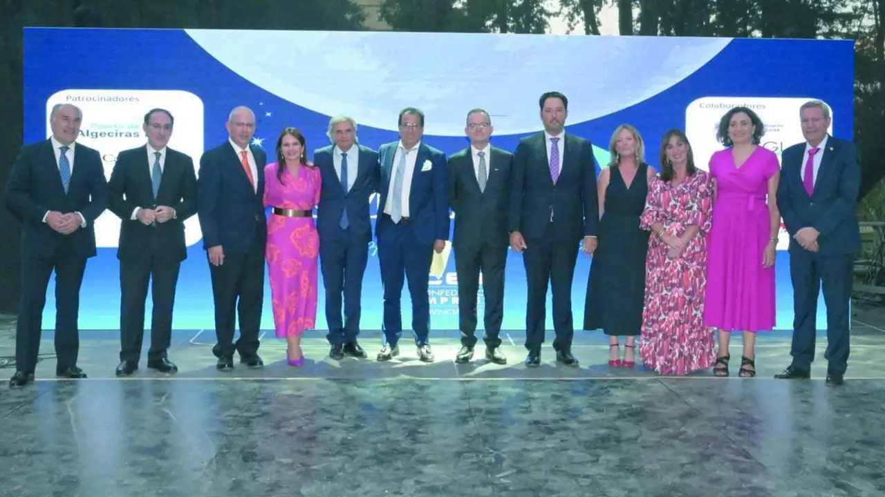 Los galardonados junto a las autoridades en la Noche de las Empresas - CEC