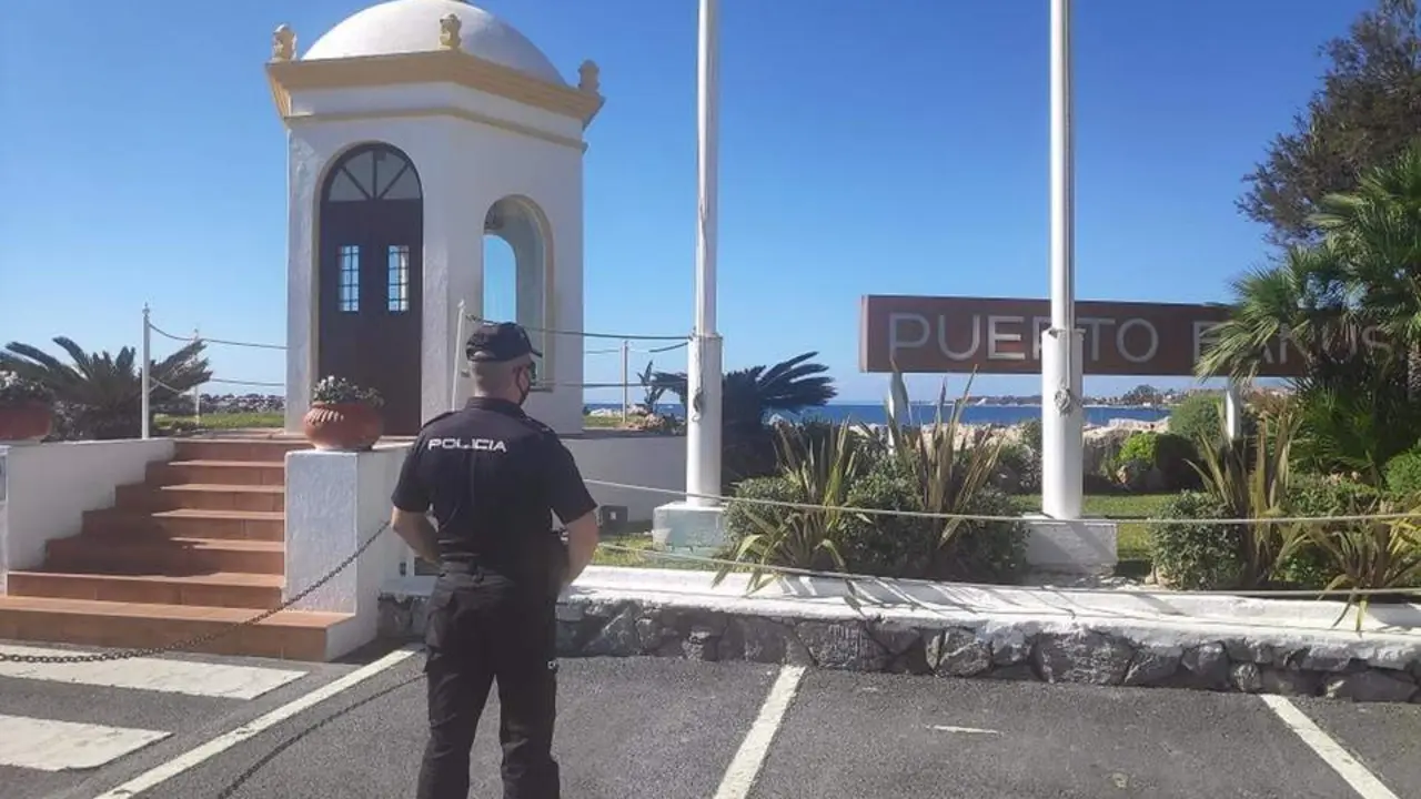 Un agente de la Polic&iacute;a Nacional en Puerto Ban&uacute;s, en Marbella (M&aacute;laga) - POLIC&Iacute;A NACIONAL