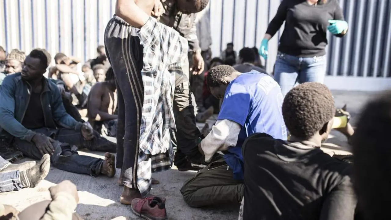 Varios migrantes tras saltar la valla en Melilla. - Europa Press