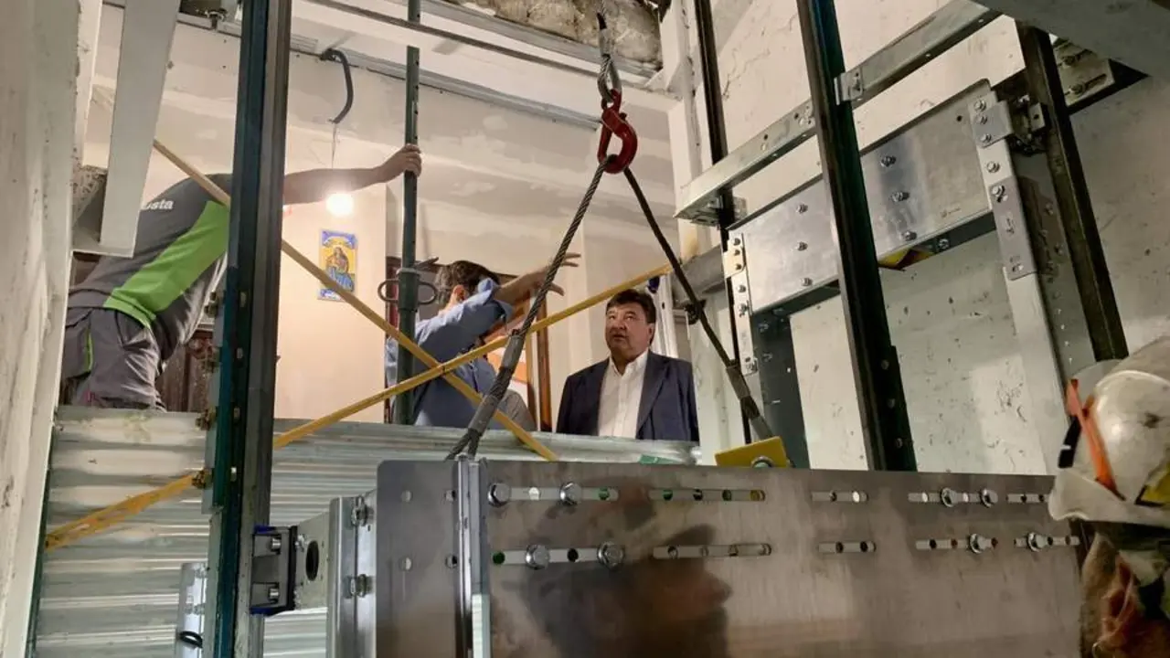 Visita a unas obras de instalaci&oacute;n de un ascensor. - VH