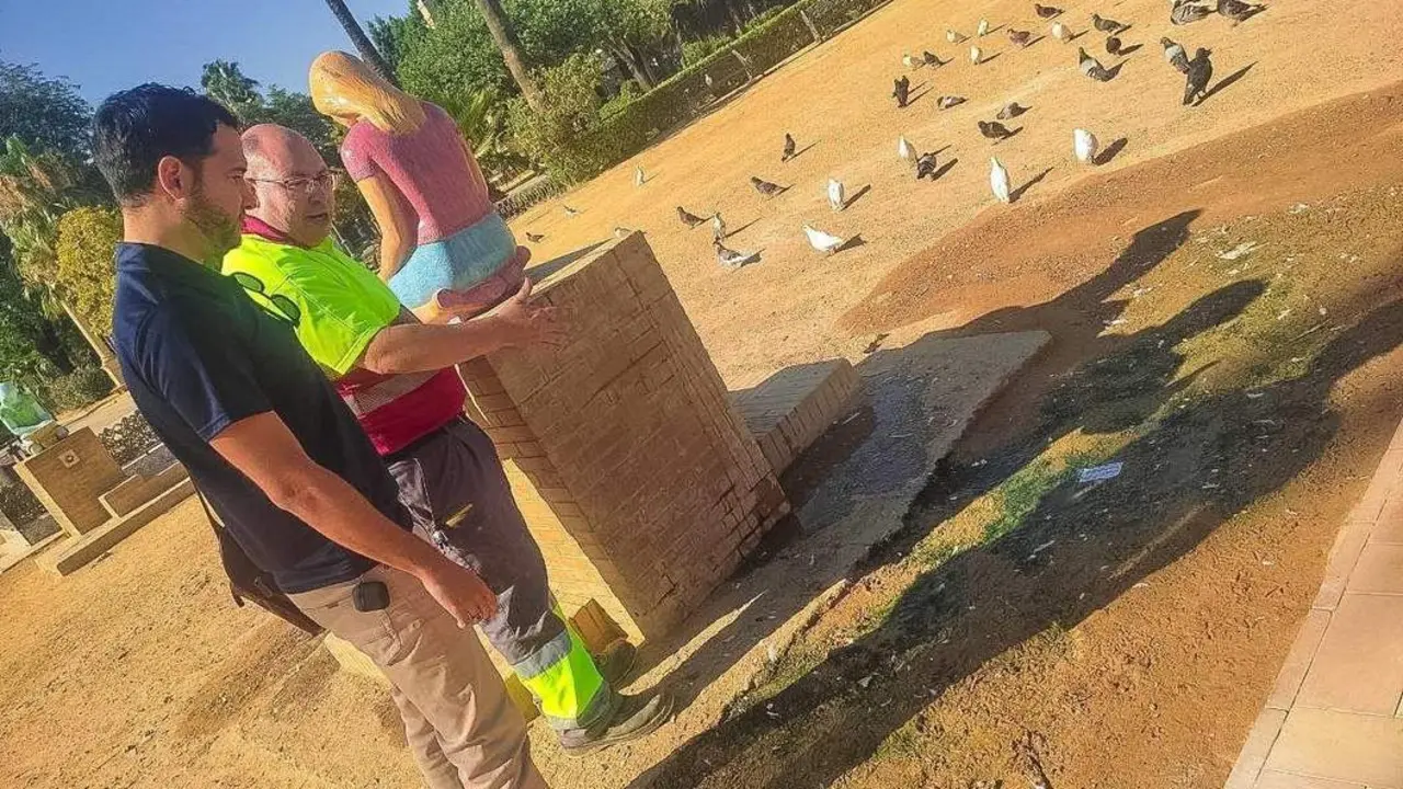 El portavoz de la coalici&oacute;n Adelante Sevilla (IU-Podemos), Daniel Gonz&aacute;lez Rojas, en el Parque de Mar&iacute;a Luisa. - IU