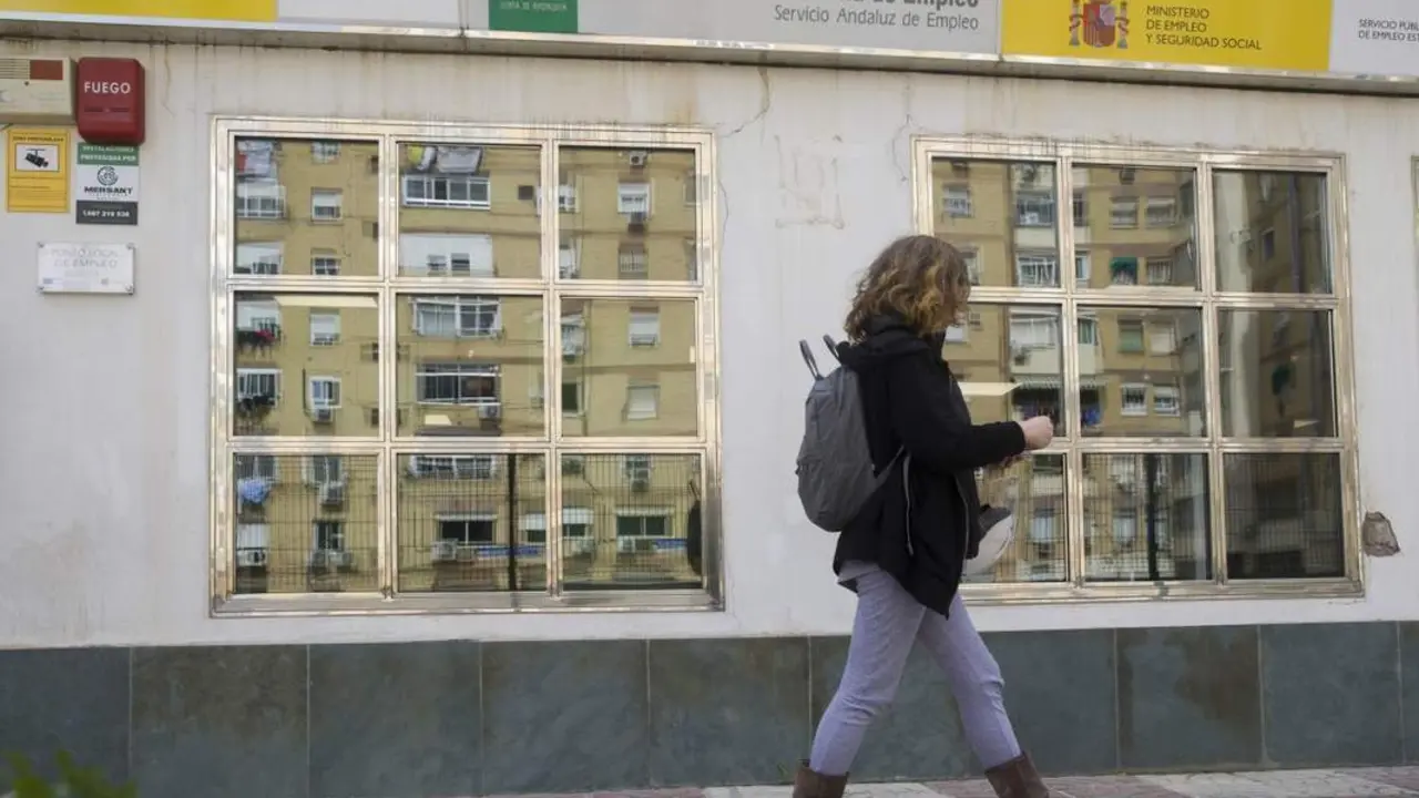 Oficina de empleo en Sevilla, en una foto de archivo. | Mar&iacute;a Jos&eacute; L&oacute;pez / EP.