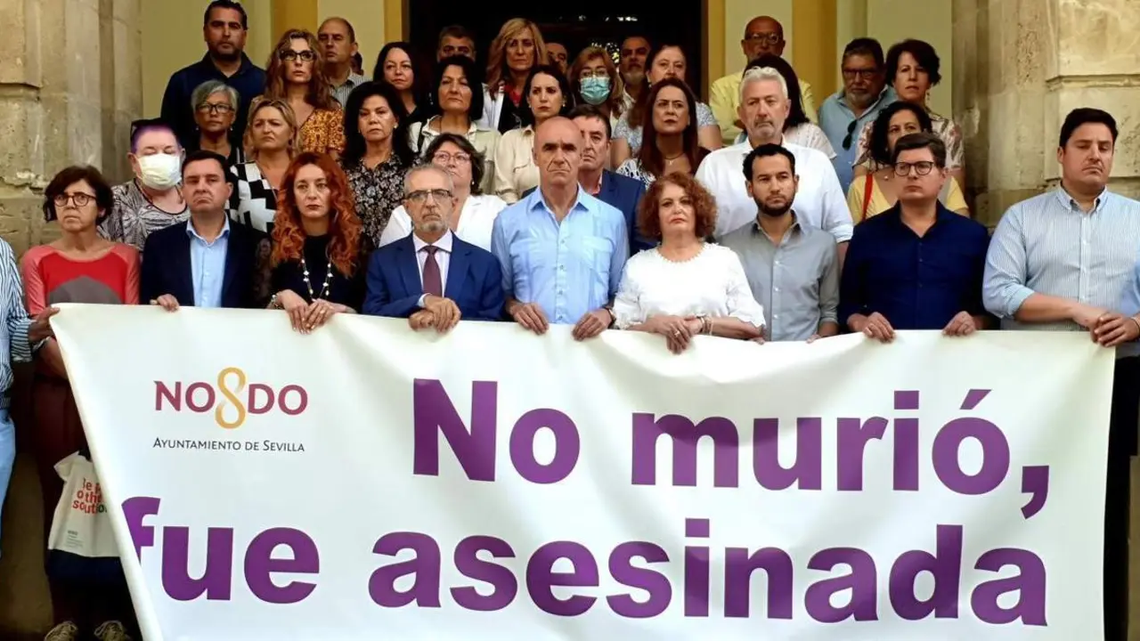 Minuto de silencio en el Ayuntamiento de Sevilla por el crimen machista de Dos Hermanas. - AYTO SEVILLA