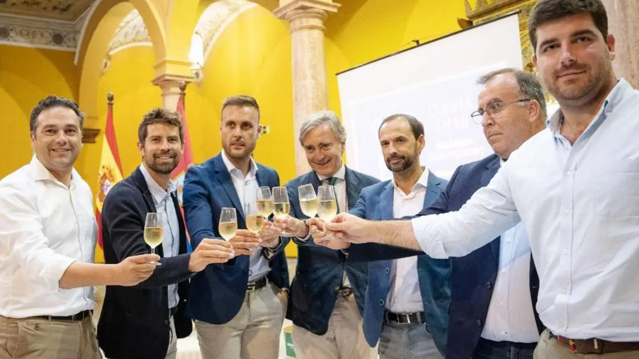 El Atl&eacute;tico Sanluque&ntilde;o y el Ayuntamiento brindan para que la temporada sea un &eacute;xito - ASCF