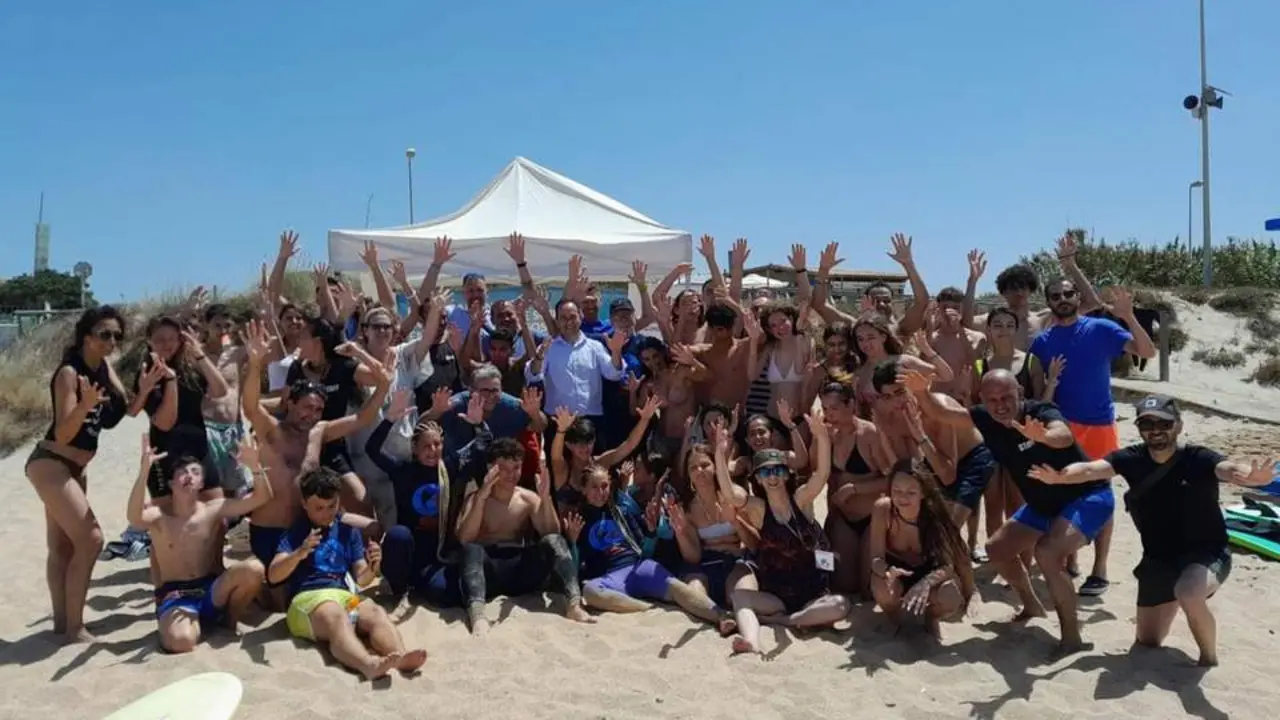 Campamento Internacional de Surf en lengua de signos en El Palmar. - A.I.