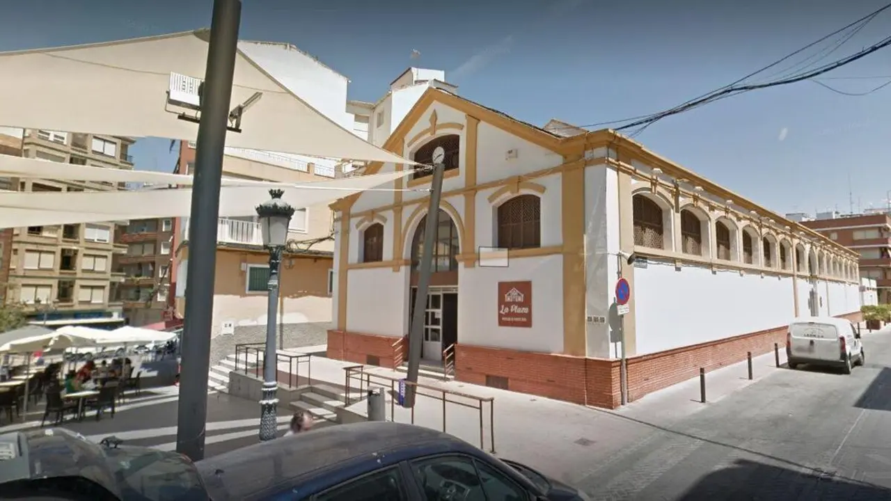 Vista del entorno del Mercado de Abastos, junto al Paseo del Romeral.   - 