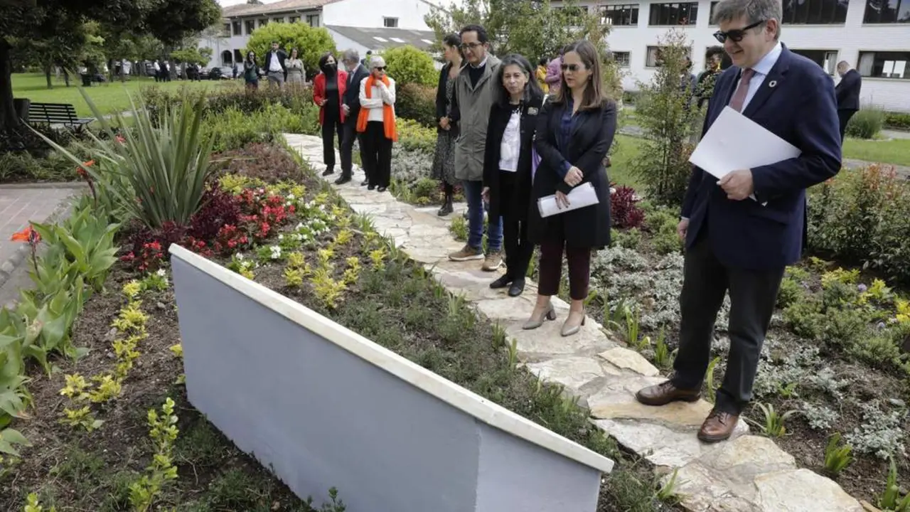 El embajador de Espa&ntilde;a en Colombia, Joaqu&iacute;n Mar&iacute;a de Ar&iacute;stegui asiste a la inauguraci&oacute;n del Jard&iacute;n de la Amistad en Ch&iacute;a, poblaci&oacute;n aleda&ntilde;a a Bogot&aacute; - EFE/ Carlos Ortega