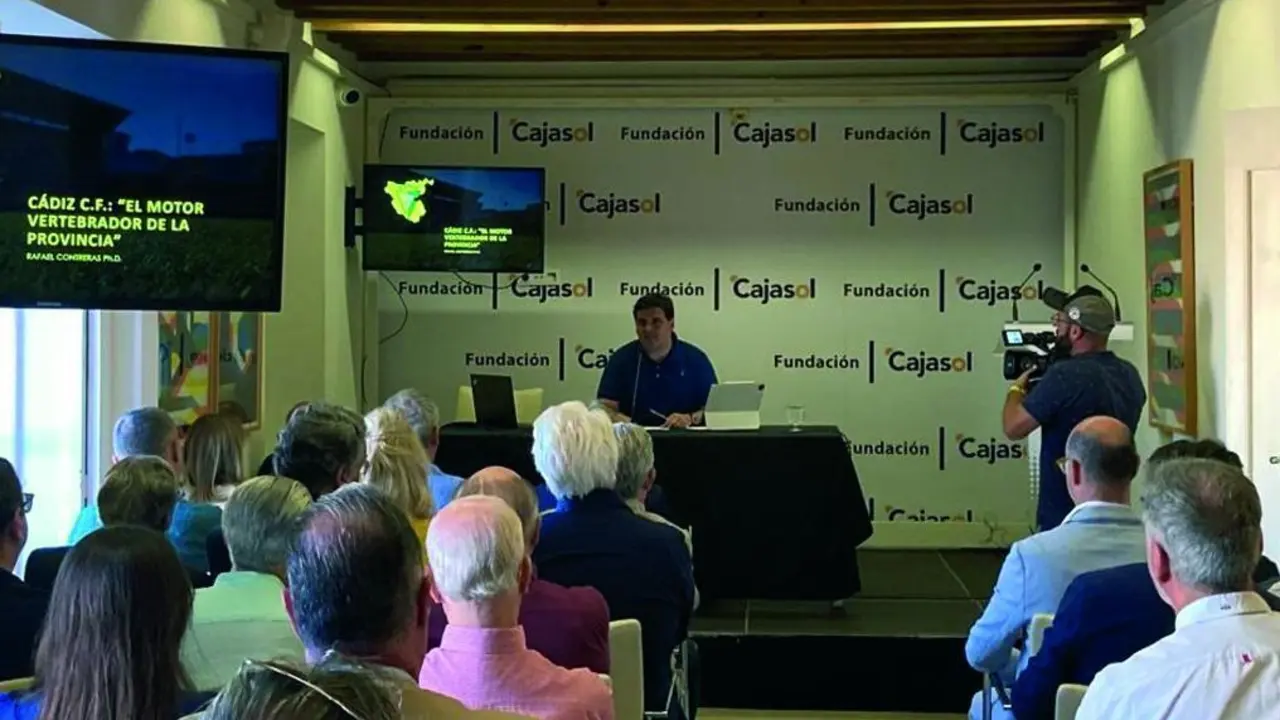 Rafael Contreras, durante su conferencia en la Fundaci&oacute;n Cajasol, sobre el papel vertebrador del C&aacute;diz. - VIVA