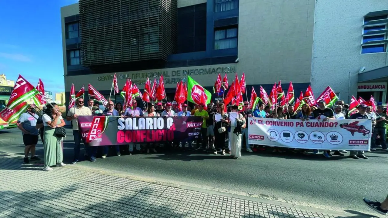 Imagen de la concentraci&oacute;n de CCOO?y UGT ante la sede de la CEC por la subida salarial.  - Antonio Bernal