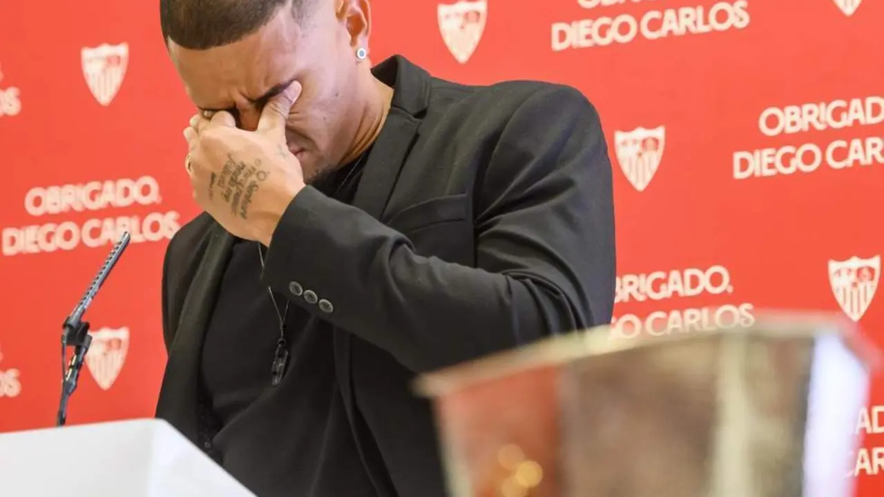 El exfutbolista del Sevilla, Diego Carlos, durante su acto de despedida. - efe