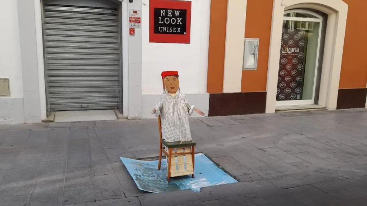 Mu&ntilde;eco de madera en calle Pagador.  - Viva. 