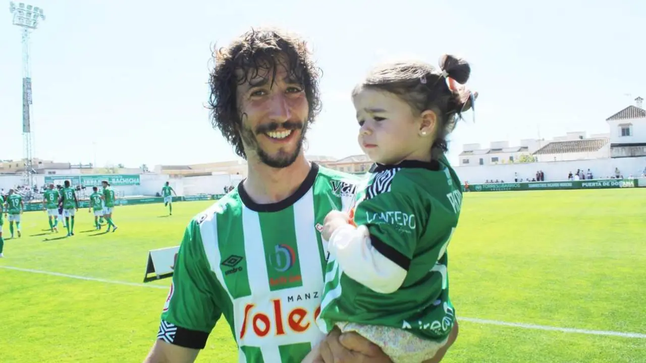 Javi Barrio y su hija antes de enfrentarse esta pasada temporada al Andorra en El Palmar - Ra&uacute;l J. Bustillos