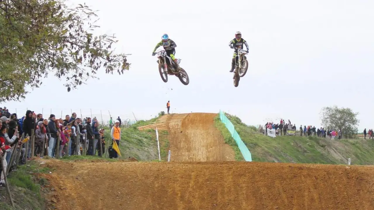 Dos pilotos volando el pasado mes de marzo en el Circuito de El Barrero - Ra&uacute;l J. Bustillos