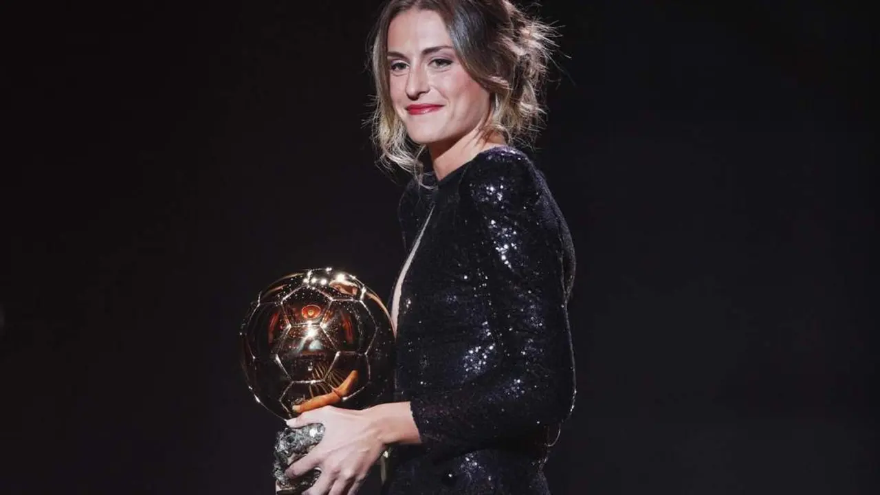 Alexia Putellas, con el Bal&oacute;n de Oro. - EFE