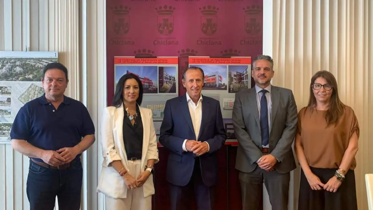 Foto de familia tras la firma del pr&eacute;stamo. - A.I.