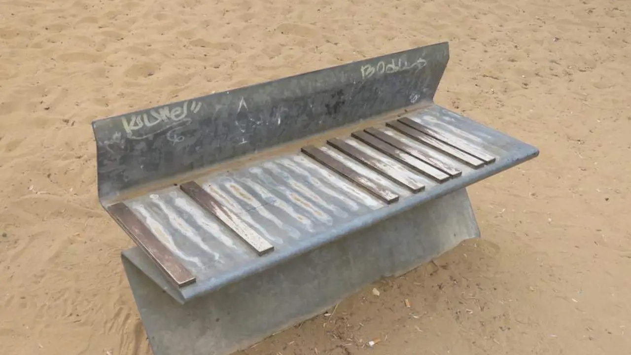 Banco roto en el Parque de Zafra. - VH