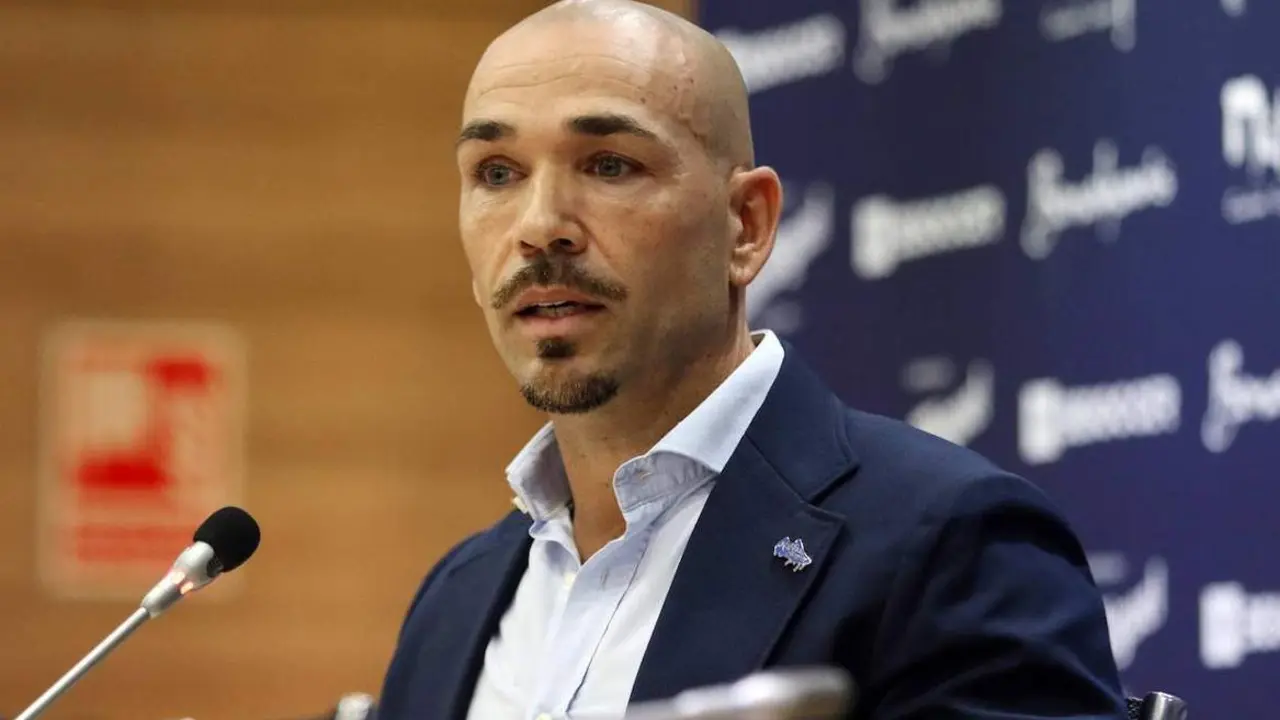 Manolo Gaspar, en la rueda de prensa de presentaci&oacute;n de los cinco nuevos fichajes. - MCF