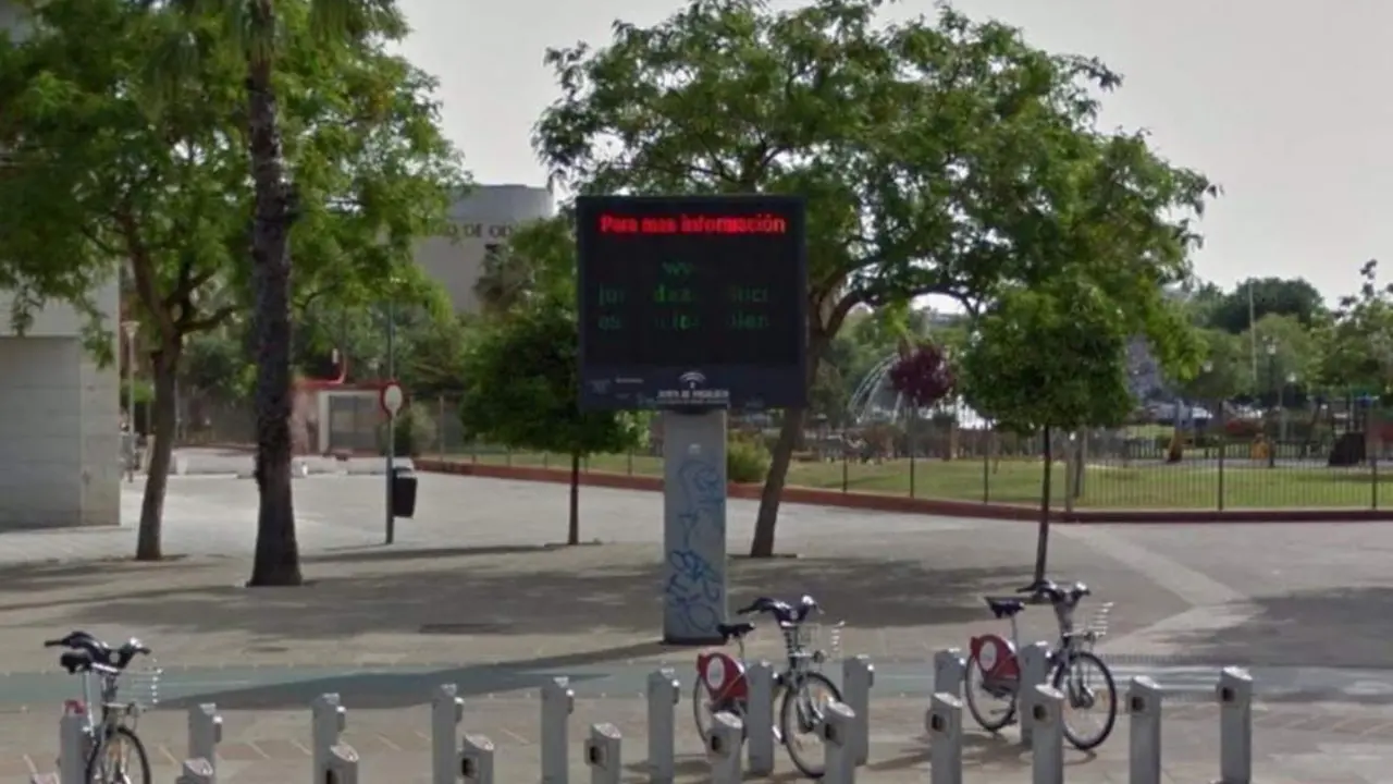 Pantalla informativa sobre niveles de ozono alcanzados en Sevilla, en foto de archivo.  - EP